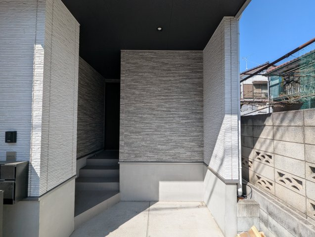 アクセントの外壁とブラックの軒天がクールです♪