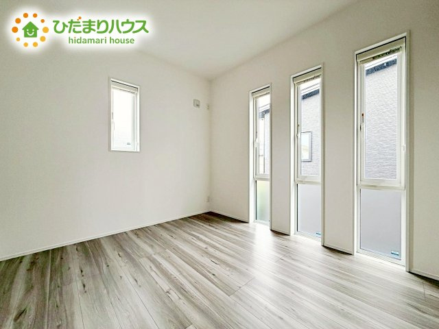 白い壁の洋室は、太陽の光だけでも十分明るく感じられますね