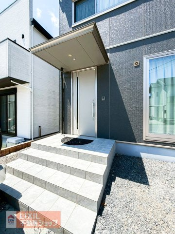 シンプルで飽きの来ないデザインの玄関。壁面収納にすることで全体的にすっきりとした印象です。
