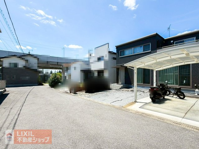 広い南側道路。前面道路の現地完成写真です。ゆとりのある道幅や楽々駐車など、現地でご確認ください。