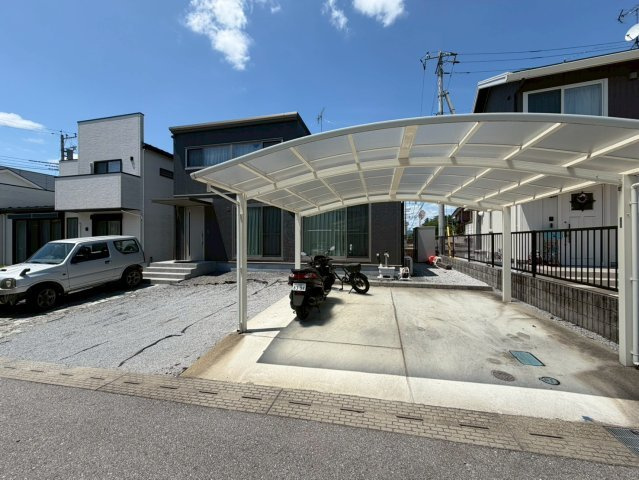 ゆったりとした駐車スペースです。実際のお車の車種とあわせて現地でご確認ください。