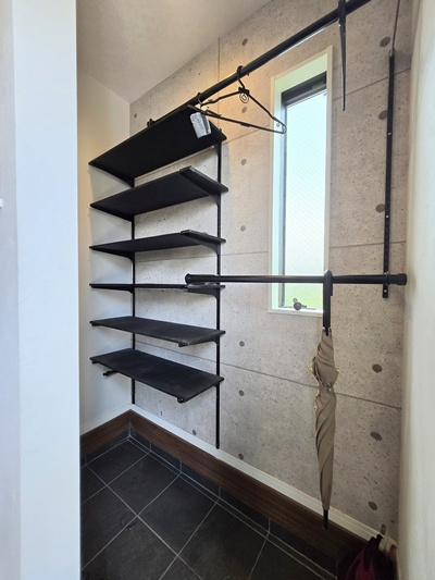 靴やアウトドア用品もまとめて収納できる、家族に嬉しい玄関クローク