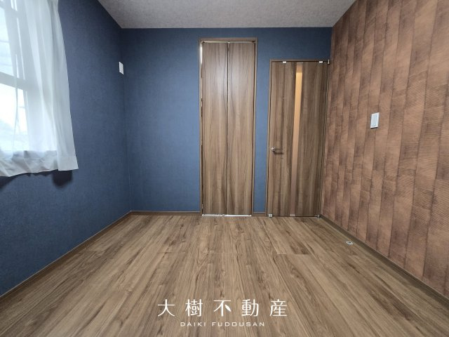おしゃれなアクセントクロスが魅力の居室です