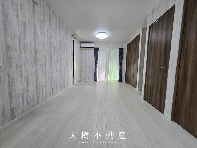 優しい色味のアクセントクロスが、子ども部屋にもぴったり