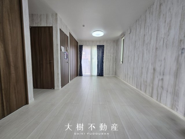 優しい色味のアクセントクロスが、子ども部屋にもぴったり