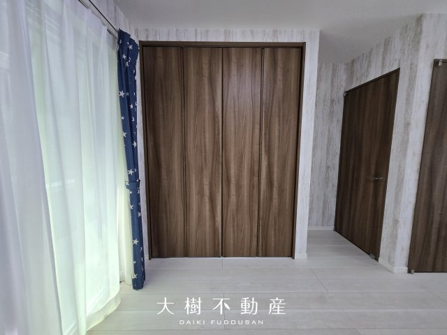 優しい色味のアクセントクロスが、子ども部屋にもぴったり