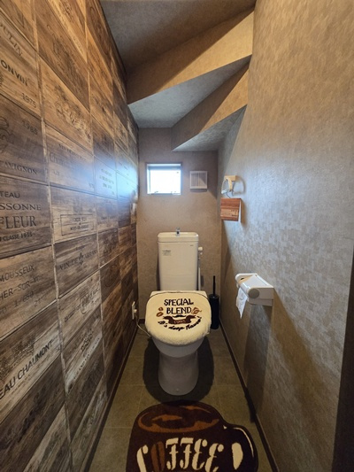 アクセントクロスが映える、デザイン性の高いトイレ空間
