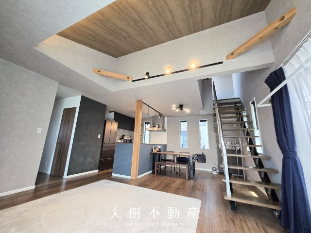 高い位置から光が差し込む、明るい2階リビング