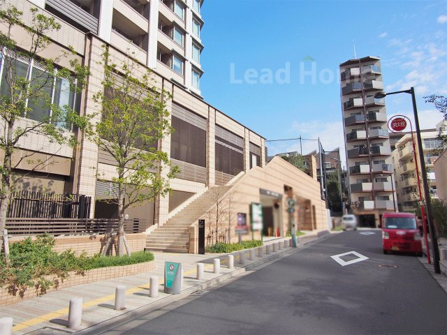 敷地沿いの歩道が綺麗に整備された快適なアプローチ！開放的な空間で安心して敷地内へ移動できます♪