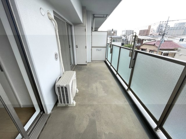 奥行のあるワイドバルコニーは、小さなビニールプールを置いてお子様の水遊びにも。