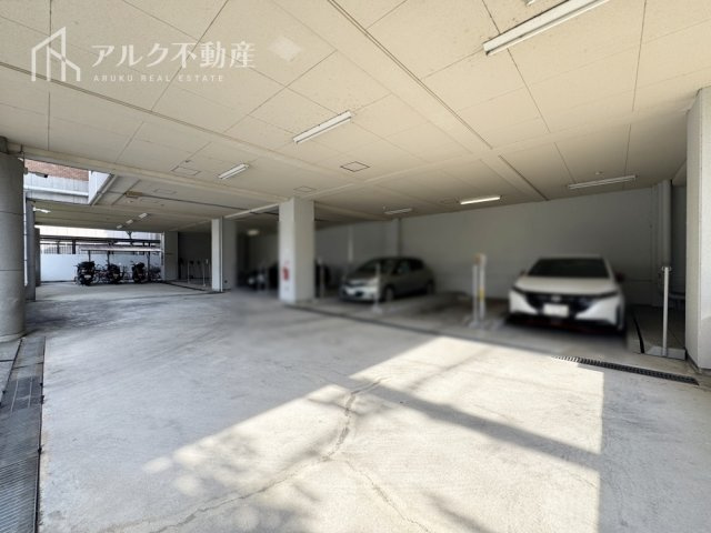駐車場月額12000円。空き状況はお気軽にお問い合わせください！