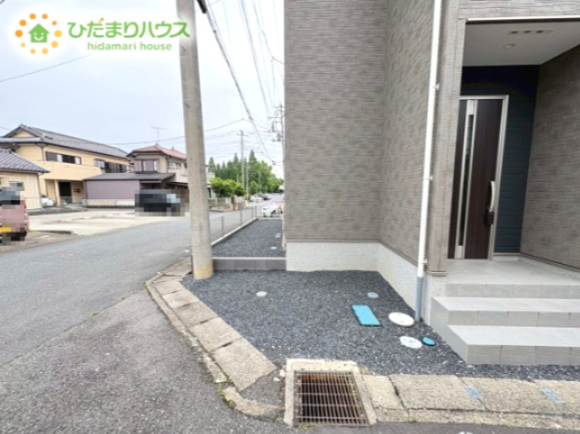 玄関横には自転車やバイクが置けるスペースがございます！