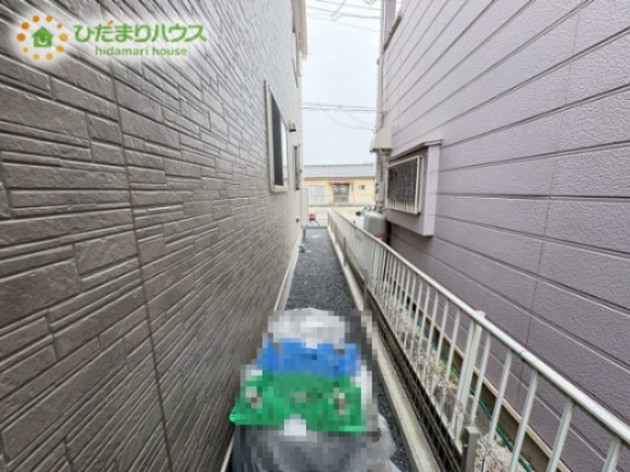建物東側の通路はシーズンタイヤが丁度置けるくらいのスペースがございます！
