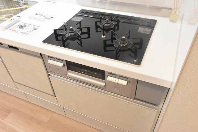 3口コンロ付きで、同時調理もスムーズに行えます