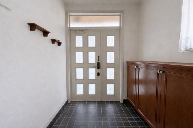 玄関内部は明るく、来客をやさしく迎える空間。シューズボックスを備え、靴や小物をすっきり整理できます。窓から自然光が入り、日中は照明に頼らず快適。住まいの第一印象を大切にした玄関です。