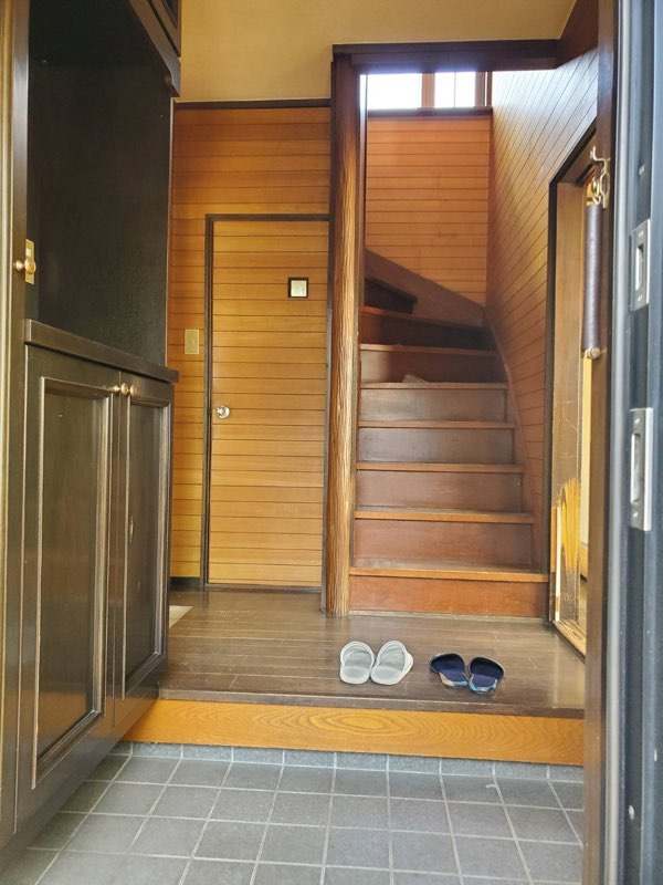 手前物件：玄関