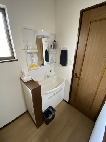 窓付きで換気もしやすく、コンパクトながら収納や棚も充実した、あると嬉しいプラスワンの設備