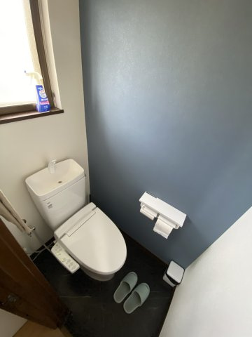 温水洗浄便座付きの機能的なトイレに、使い勝手の良い2連式のペーパーホルダーを設置