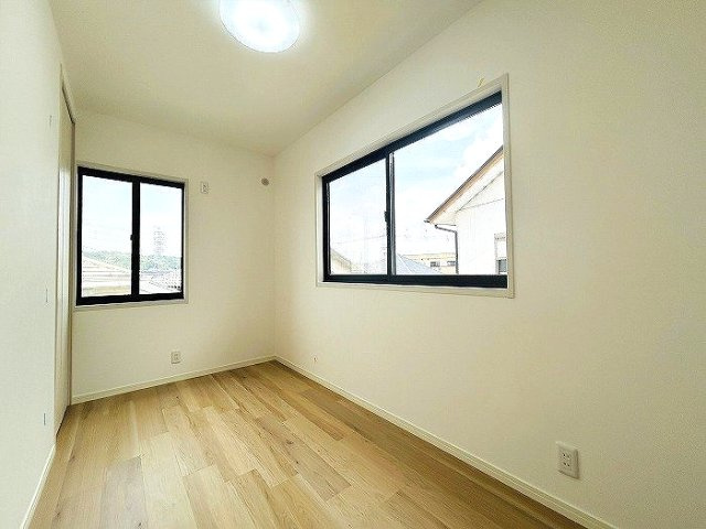 コンパクトなお部屋ですが窓や収納があるので快適に過ごせます。