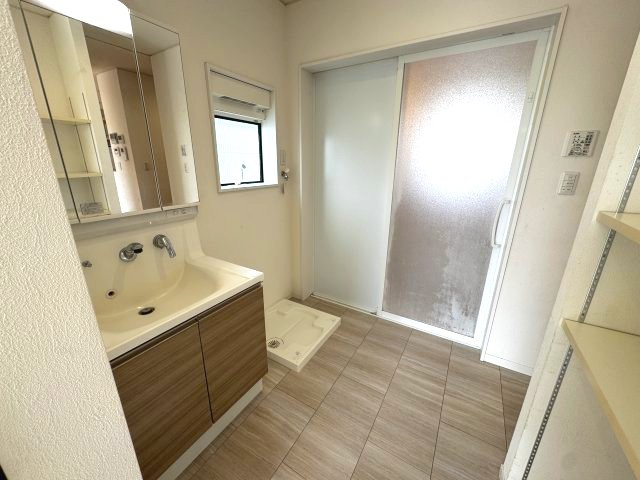 独立洗面台、小物を置くことができて便利です