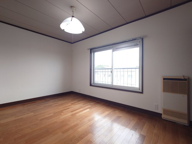 収納豊富でお部屋を広々使用できます。壁紙張り替えました！