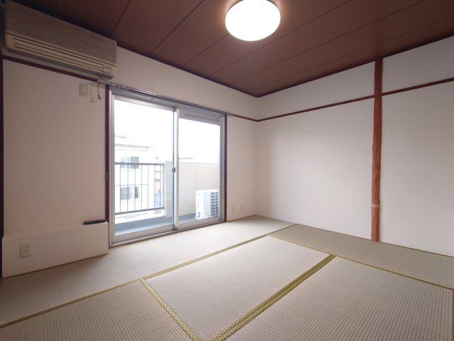 畳が湿度が高いときは湿気を吸収し、湿度が低いときは湿気を放出してくれるので、調湿効果があります。壁紙張り替えました！