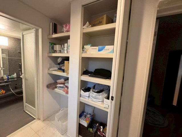 脱衣場にはリネン類の収納付きでとっても便利♪