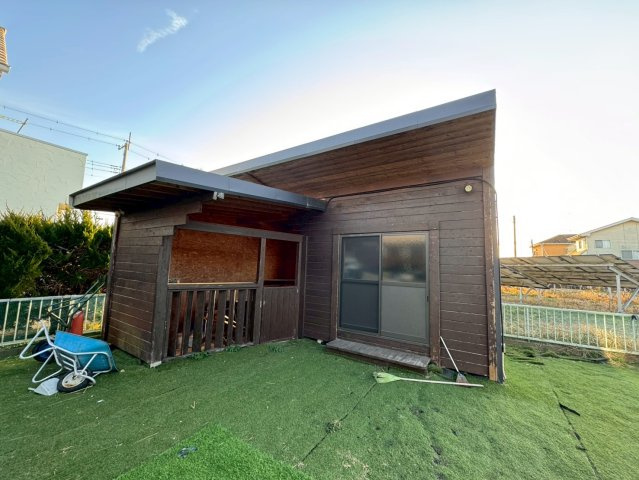 お庭に倉庫付き♪