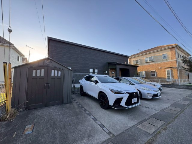 前面道路から見た外観♪