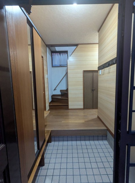 大きな玄関収納付きの玄関です　家族皆様の履物をしっかり収納できます　姿見付きでお出かけ前の身だしなみチェックに便利です　