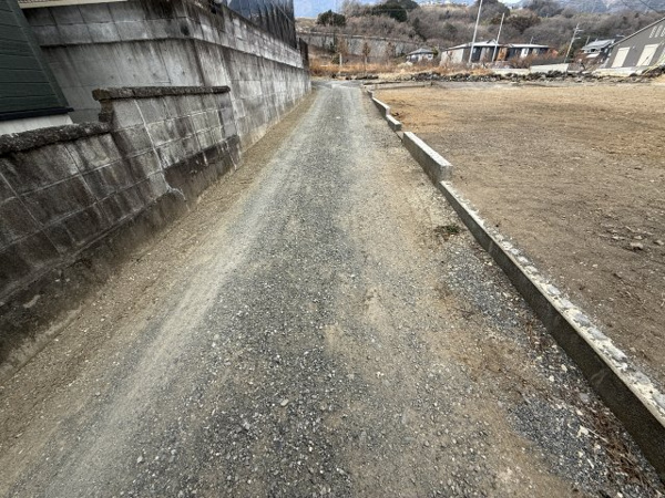 【南アルプス市山寺　売地の前面道路含む現地写真】