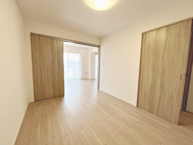 コンパクトで使いやすい洋室です