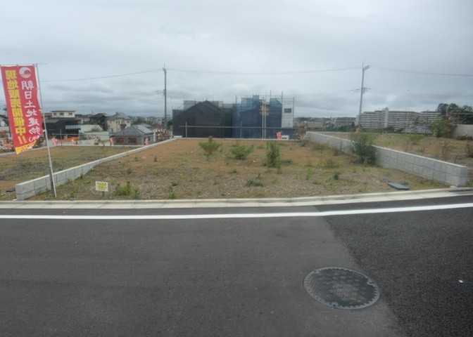 土地の面積＝住宅面積ではありません。建ぺい率の問題などで、土地のある場所によって住宅を建てられる面積は限られています。高さもしかり、「土地」という言葉の中には、建築条件も含まれると考えておきましょう。