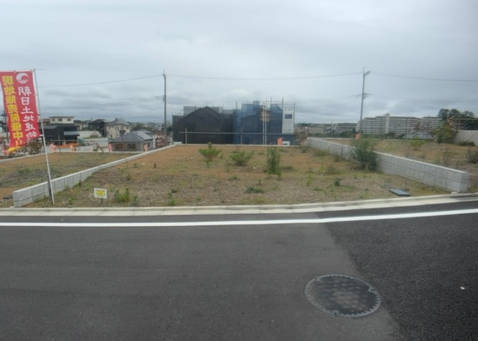 家を建てる場合、方位は要チェックです。現実的に日当たりのよい家ならばリビングは南側、建築基準法でも北側に当たる家への配慮は求められています。土地を見学に行く際は、方位磁針を持って行くようにしましょう。