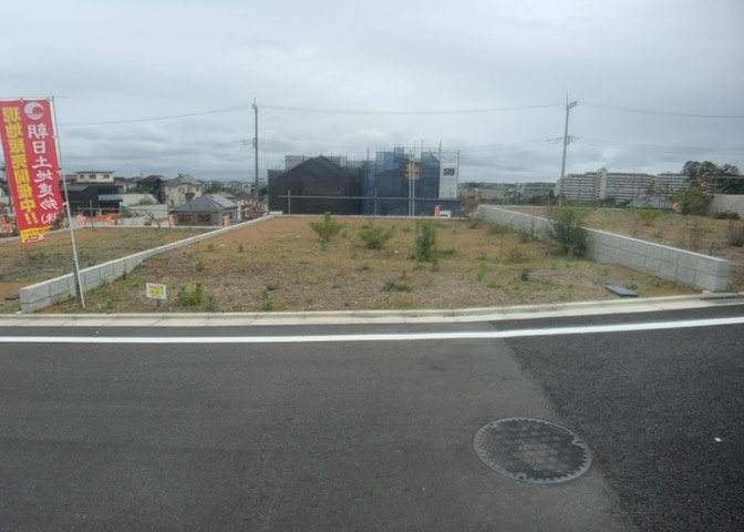 土地の前の道路に消火栓が設置されていることがあります。この場合、道路交通法第45条第1項により、駐車禁止の場所が指定されています。そのため、車庫などの駐車スペースをつくることができない場合があります。