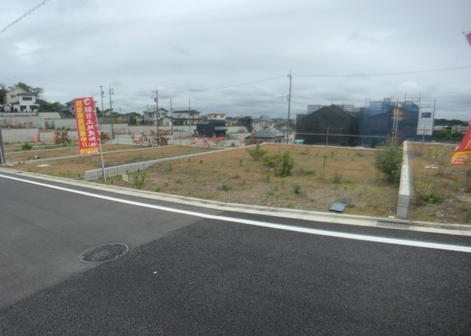 現地に行くなら、物件の周囲の地形がどうなっているかを見ることも大切です。周辺より低くなっている土地では、大雨などで水が集まりやすいため、地盤が弱くなっているということも考えられるため、注意が必要です。