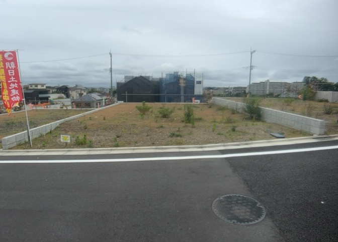土地購入を検討されている場合、境界杭がない状態で購入してしまうと境界確定測量をする必要があり、費用がかかります。購入の前に、売主、隣土地所有者立ち合いのもと境界を確定し境界杭を設置するのがベストです。