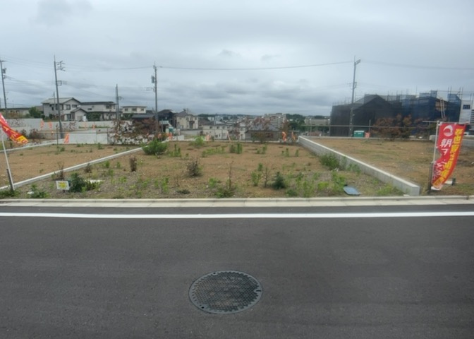 土地の面積＝住宅面積ではありません。建ぺい率の問題などで、土地のある場所によって住宅を建てられる面積は限られています。高さもしかり、「土地」という言葉の中には、建築条件も含まれると考えておきましょう。