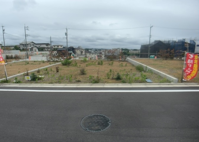 土地を買う際、住む地域の自治体や福祉の補助制度にも注目してみましょう。子供や老人の医療補助やゴミ出しのルールなど、自治体によってルールに大きな違いがあるため、暮らしやすい土地で判断するとよいでしょう。