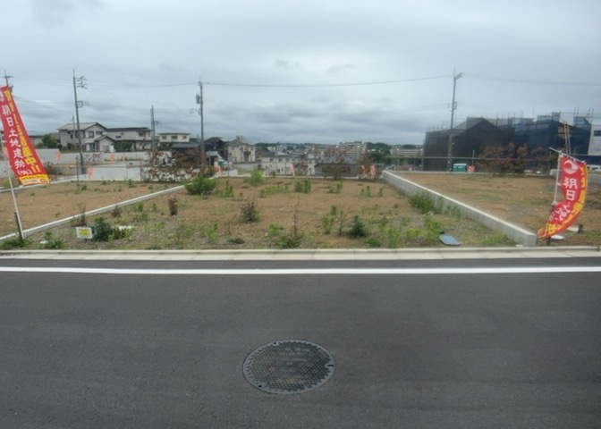 土地の前の道路に消火栓が設置されていることがあります。この場合、道路交通法第45条第1項により、駐車禁止の場所が指定されています。そのため、車庫などの駐車スペースをつくることができない場合があります。