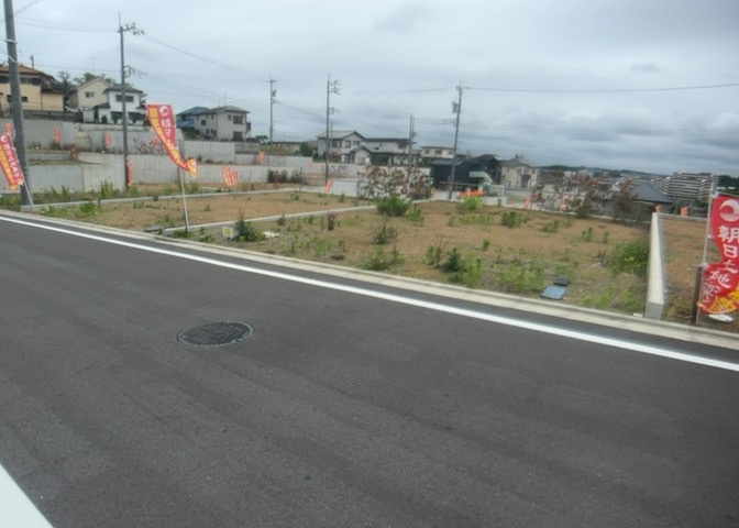 現地に行くなら、物件の周囲の地形がどうなっているかを見ることも大切です。周辺より低くなっている土地では、大雨などで水が集まりやすいため、地盤が弱くなっているということも考えられるため、注意が必要です。
