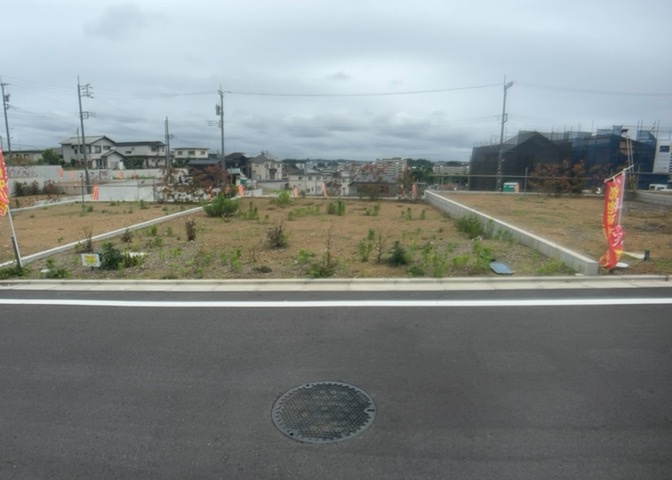 隣家の土地はどうなっているのか、生活利便施設が近くにあるのか、学校まで近いかなど、お客様のライフスタイルにあわせたイメージが重要です。また、近くにあると困る施設が近くにないかも確認するといいでしょう。