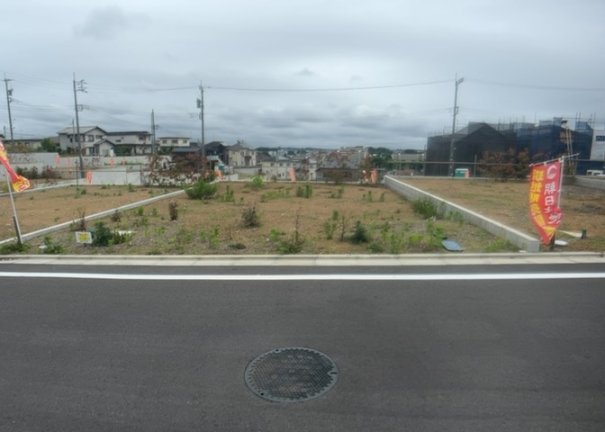 土地購入を検討されている場合、境界杭がない状態で購入してしまうと境界確定測量をする必要があり、費用がかかります。購入の前に、売主、隣土地所有者立ち合いのもと境界を確定し境界杭を設置するのがベストです。