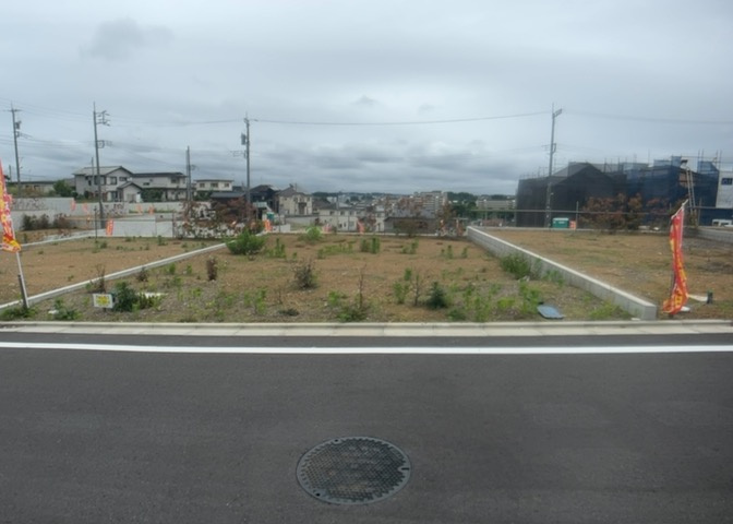 人が暮らすうえで日光は大切な要素となります。日当たりの良さは譲れないポイントですね。併せて近くに大きな建築物の建築予定がないか、あるいはそれが可能な土地が近くにないか事前に確認することもお勧めします。