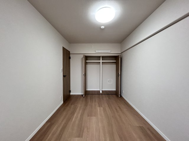 シンプルにデザインされた室内は家具やレイアウトでお好みの空間を創り上げられます。