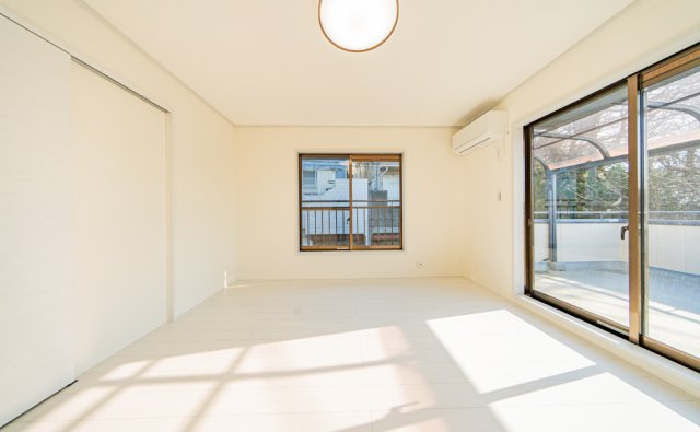 二面採光で明るい洋室