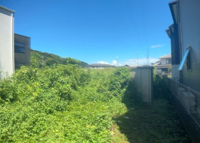 土地の形が極端に長細かったり、狭小地、あるいは道路との高低差がある傾斜地だった場合、後々売ろうとしても買い手がつかない場合もあります。後々、売却することになった時に価値の下がらない土地を選びましょう。