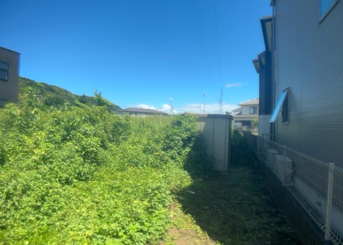 土地の面積＝住宅面積ではありません。建ぺい率の問題などで、土地のある場所によって住宅を建てられる面積は限られています。高さもしかり、「土地」という言葉の中には、建築条件も含まれると考えておきましょう。