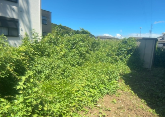 家を建てる場合、方位は要チェックです。現実的に日当たりのよい家ならばリビングは南側、建築基準法でも北側に当たる家への配慮は求められています。土地を見学に行く際は、方位磁針を持って行くようにしましょう。