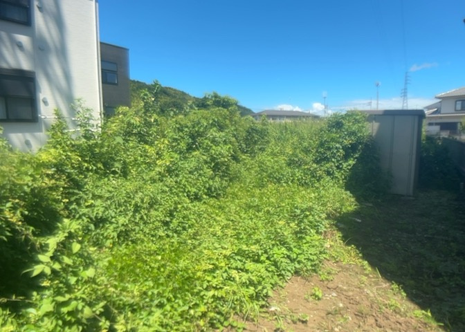 土地を買う際、住む地域の自治体や福祉の補助制度にも注目してみましょう。子供や老人の医療補助やゴミ出しのルールなど、自治体によってルールに大きな違いがあるため、暮らしやすい土地で判断するとよいでしょう。